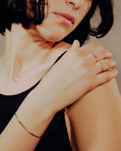 Bague Manoé Naos en argent doré, portée