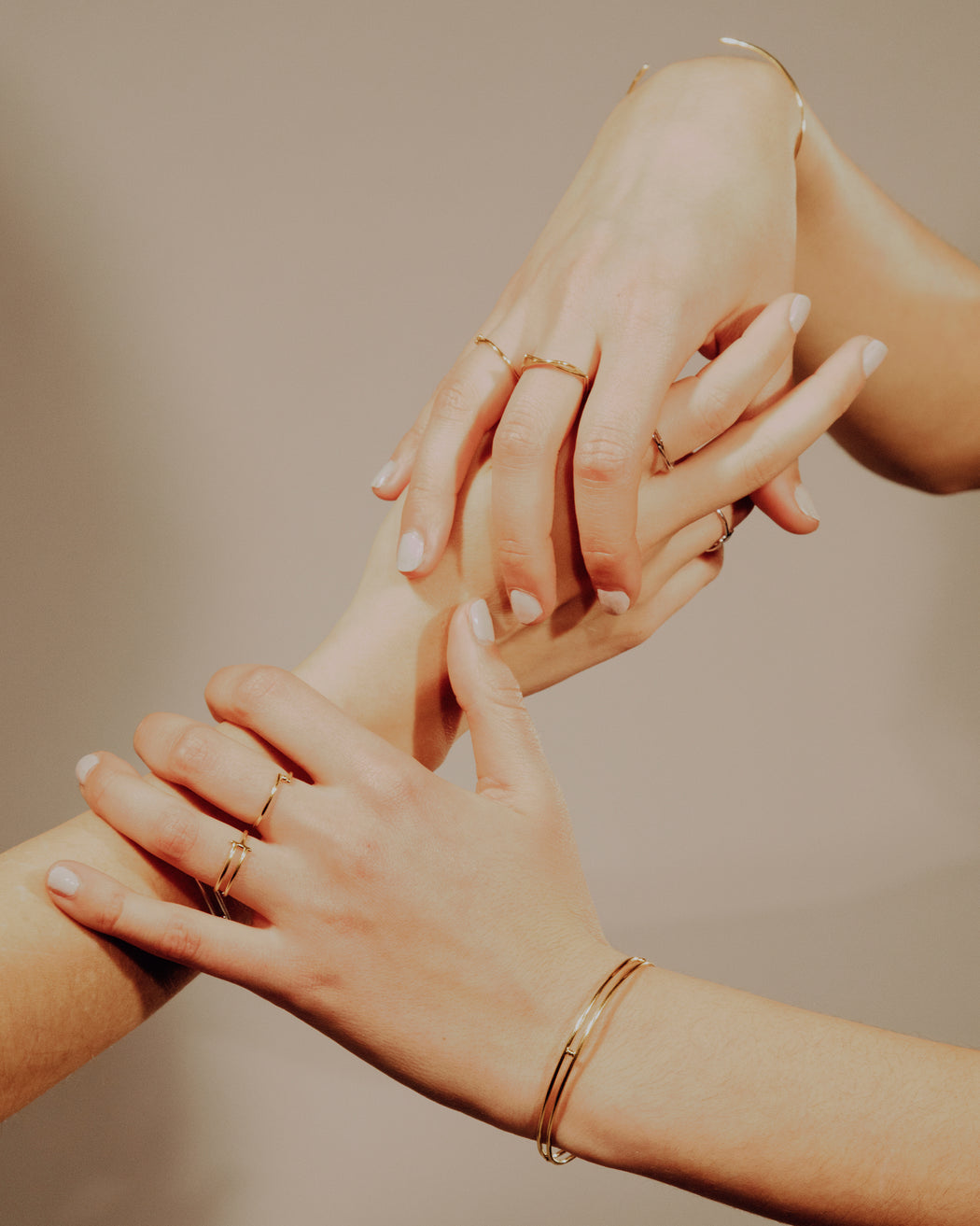 Bague Manoé Véga en argent doré, portée