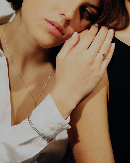 Bague Manoé Véga en argent 925 rhodié, portée