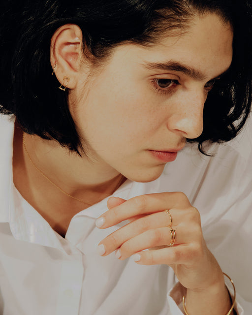 Boucle d'oreille Manoé Deneb en argent doré, portée
