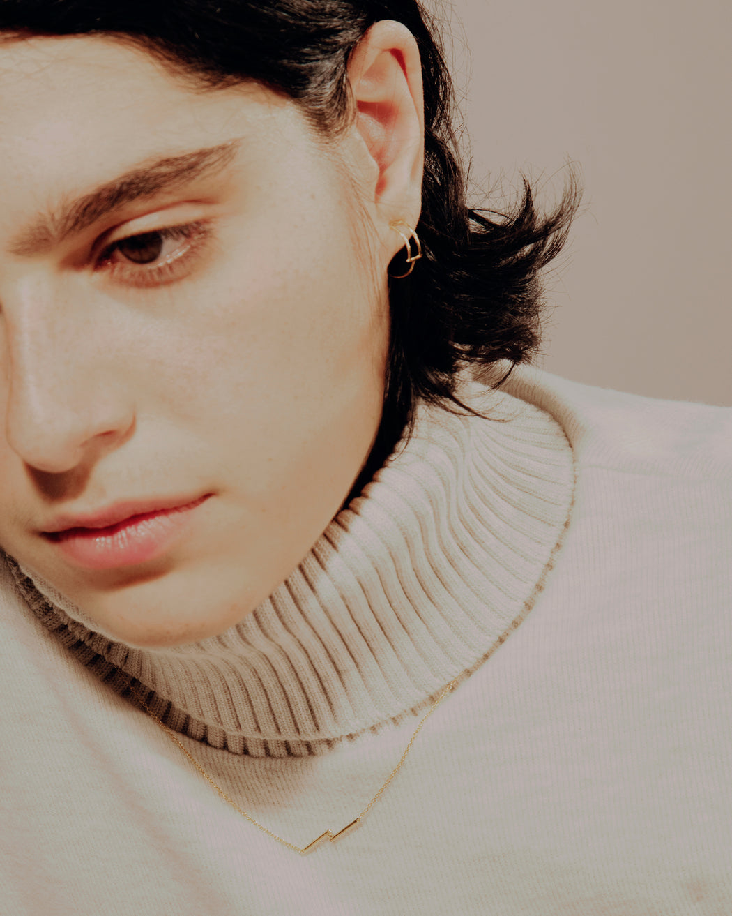 Boucle d'oreille Manoé Véga en argent doré, portée
