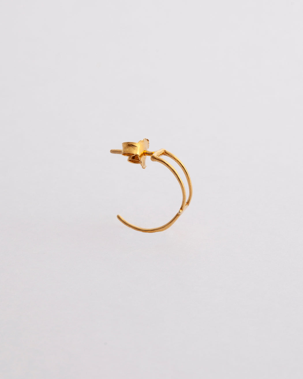 Boucle d'oreille Manoé Véga en argent doré, profil