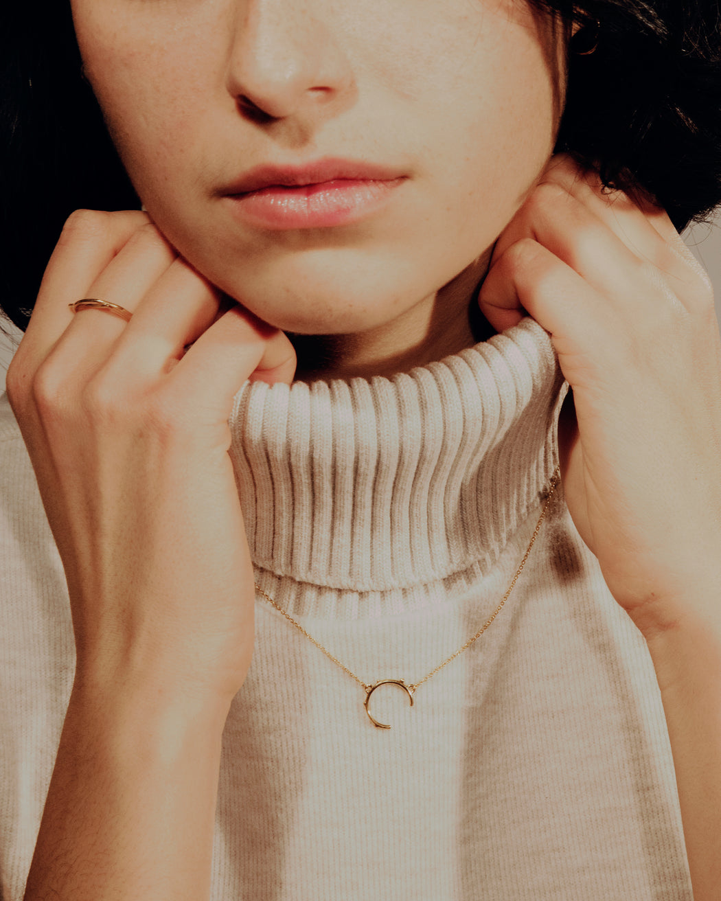 Collier Manoé Deneb en argent doré, porté