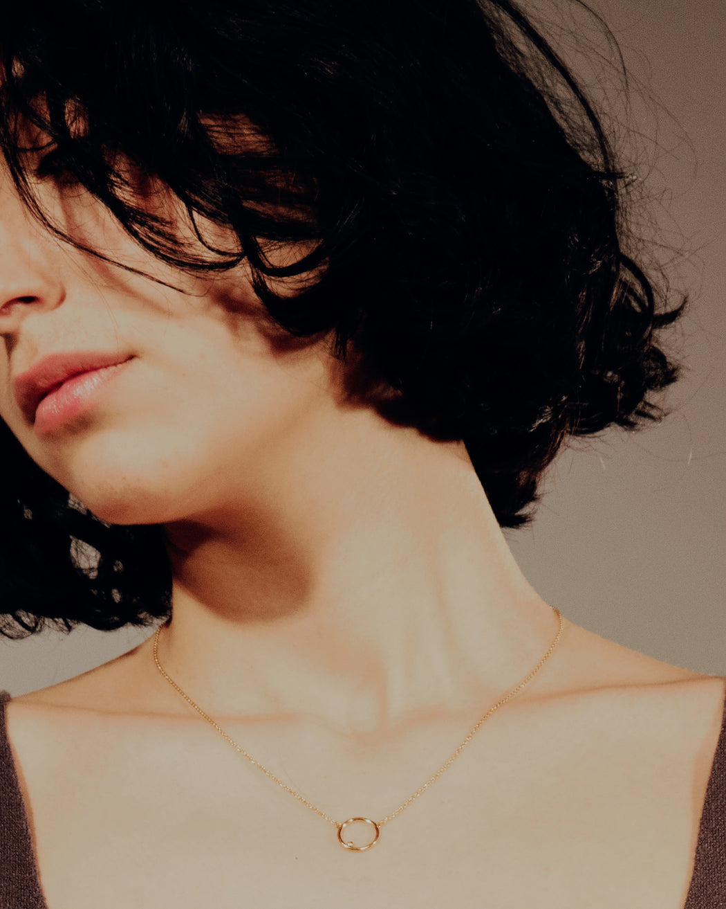 Collier Manoé Véga en argent doré, porté